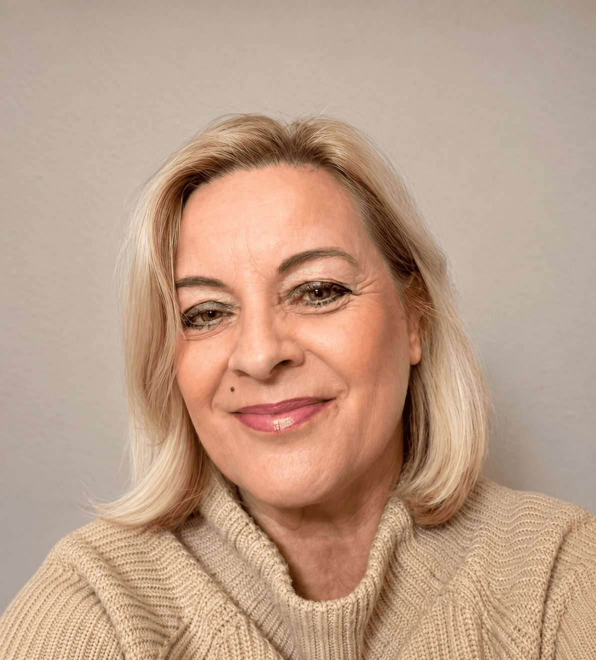 Mara Sauer lächelt in die Kamera, sie trägt einen blauen Strickpullover